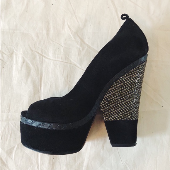 ❌ SOLD || Bakers Black/Gold Platform Heels - Picture 2 of 2